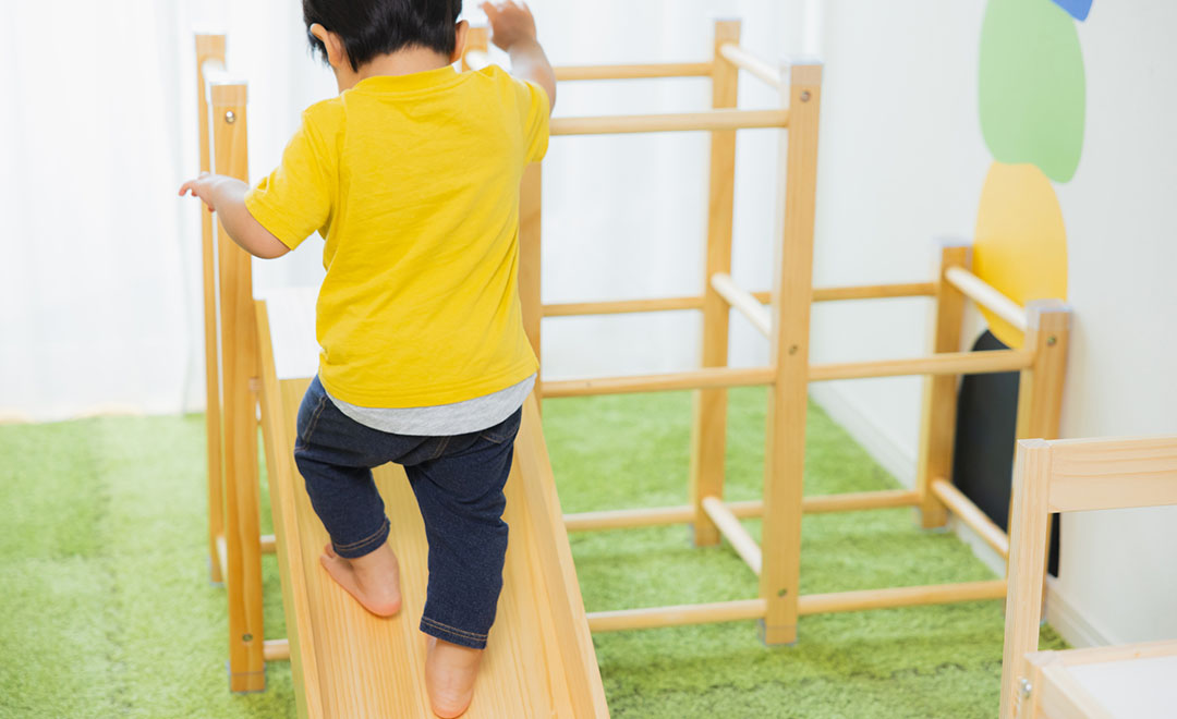 里山で木登りをする子ども