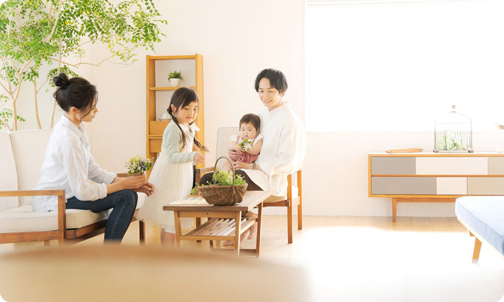 明るいリビングで過ごす家族